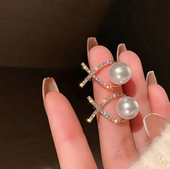 Gorgeous Pearl Gold Criss Cross Stud Earrings NEW in package - Picture 4 of 7